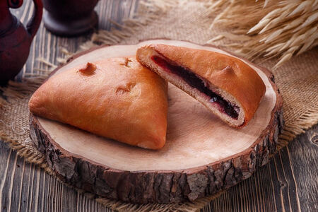 Пирожок с вишней