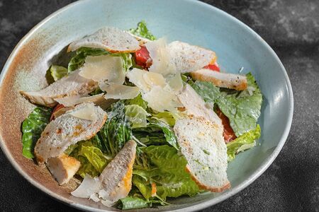 Салат Цезарь с курицей