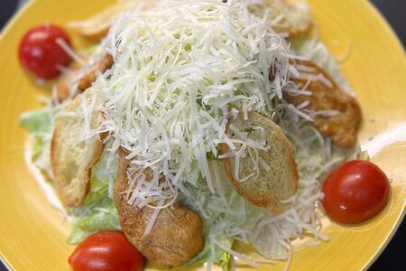 Салат Цезарь с курицей