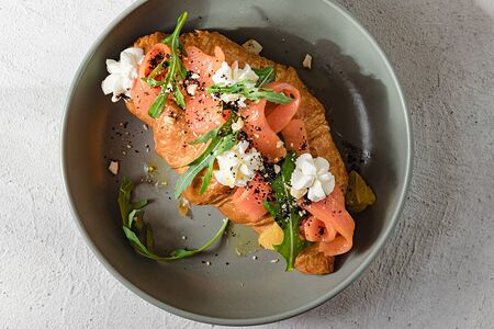 Круассан с форелью