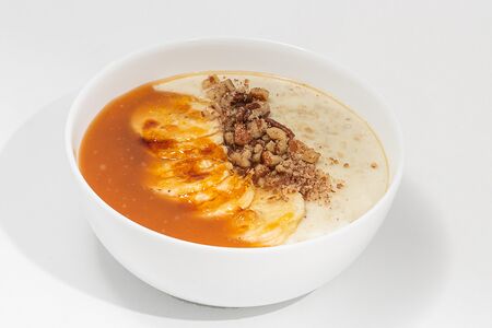 Овсяная каша с карамелью, бананом и пеканом