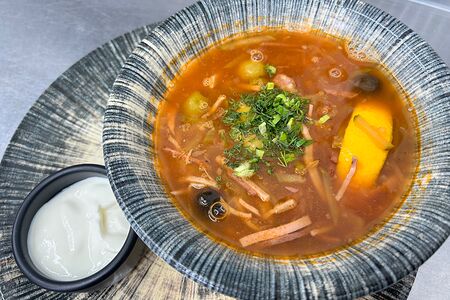 Солянка мясная сборная со сметаной и зеленью