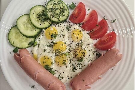 Яичница с сосисками и овощами 