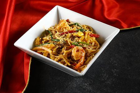 Сингапурская лапша с креветками в соусе чили