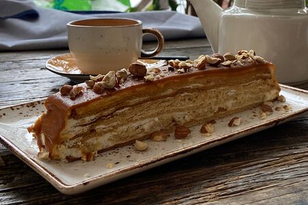 Медовик с фундуком и соленой карамелью