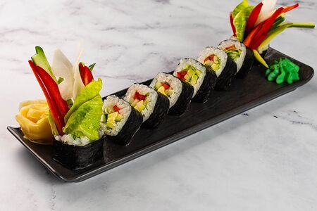 Ролл Ясай с перцем, огурцом, авокадо, грибами шиитаке