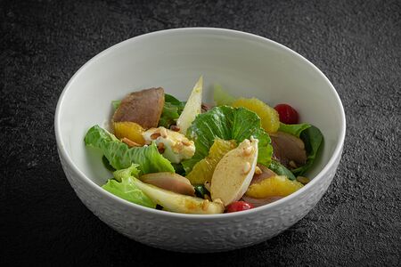 Салат с подкопченной уткой, апельсином, грушей и домашней рикоттой