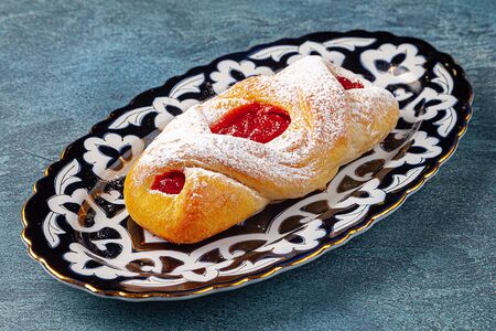 Булочка со смородиной