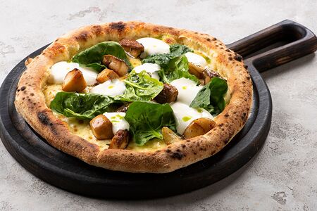 Пицца с белыми грибами, муссом пармезан и шпинатом
