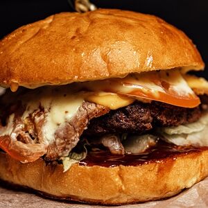 Бургер с запеченным окороком