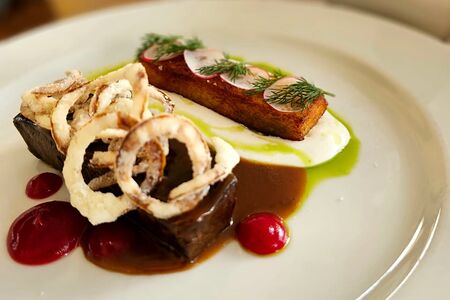 Бычье сердце с золотистым драником и сметаной