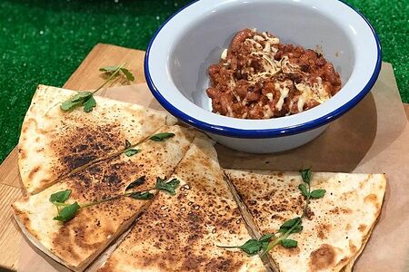 Кеса с соусом чили кон Карне