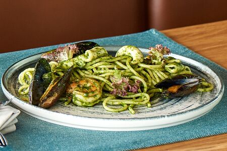 Спагетти с морепродуктами и соусом песто