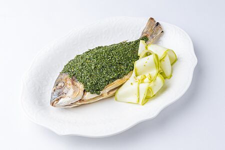Дорадо с кабачками и соусом сальса верде