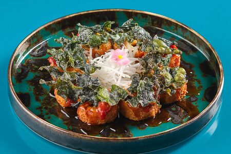 Горячий ролл Осьминог, томатный джем, картофель фри