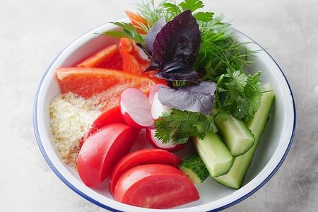 Сезонные овощи и зелень с цитрусовой солью