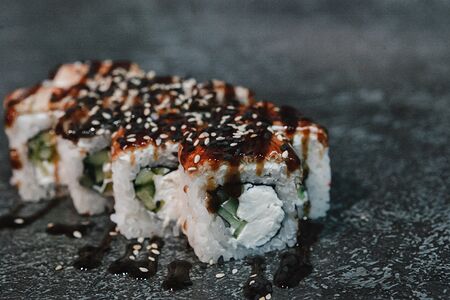 Ролл Чиз Угорь