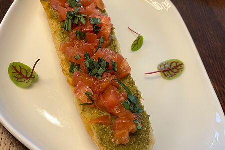 Брускетта с томатами и песто