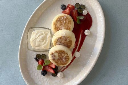 Сырники со сметаной, домашним вареньем и ягодами