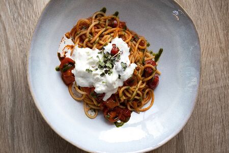 Спагетти с томатами и страчателлой