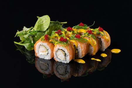 Ролл Филадельфия со свежим лососем и креветкой