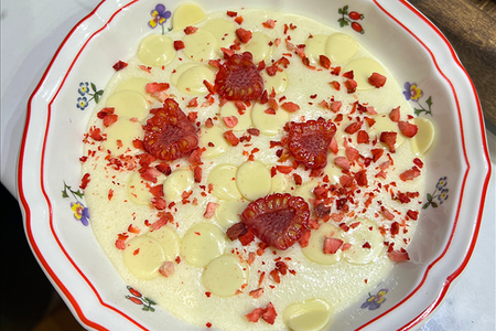 Манная каша с белым шоколадом и сублимированной клубникой