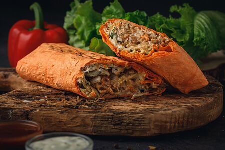 Восточная шаурма в сырном лаваше