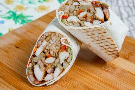Буррито с овощами и рисом