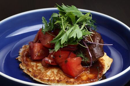 Томленая баранина на сырной лепешке с томатами и соусом наршараб