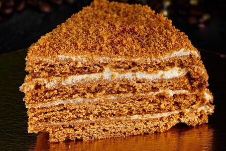 Медовик нарезное пирожное