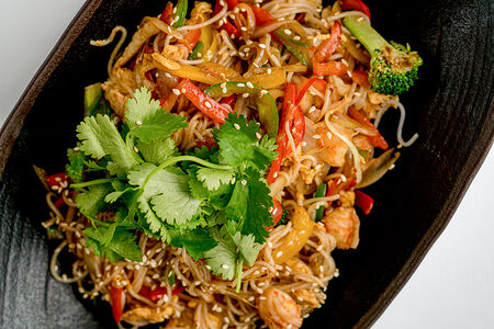 Лапша по-сингапурски с креветками и курицей