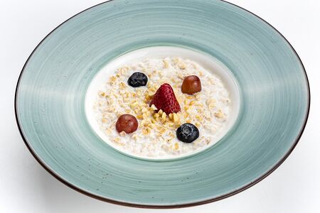 Каша овсяная с ягодами