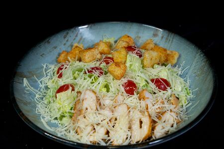 Салат Цезарь с курицей