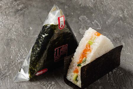 Онигири с форелью