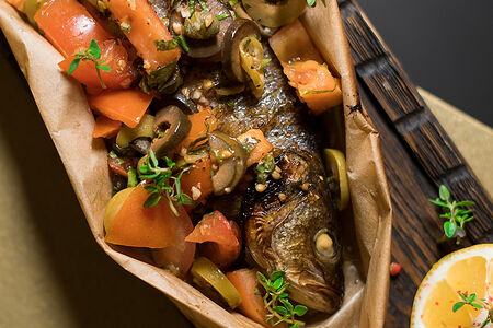 Лавраки запеченный с помидорами и каперсами