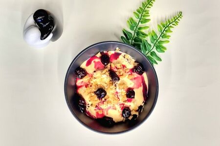 Шоколадный бисквит со сметанным соусом и фруктами