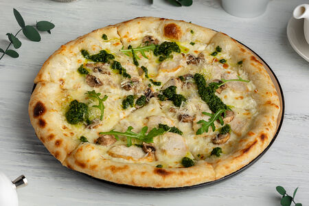 Пицца с курицей, грибами и трюфельным маслом