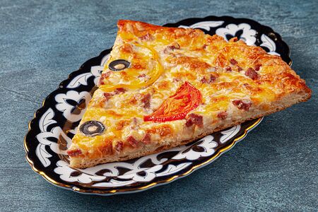 Пицца с колбасой