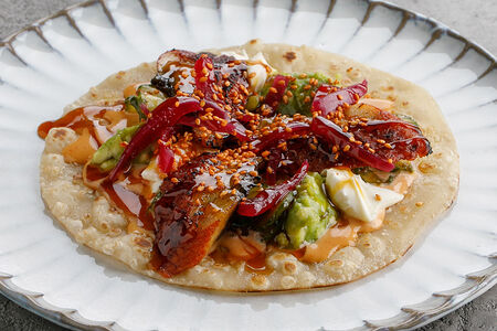 Тако с угрём, огурцом и сливочным сыром