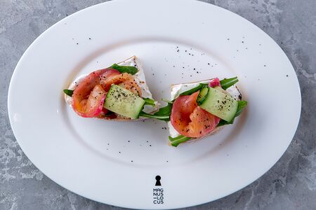 Брускетта с лососем