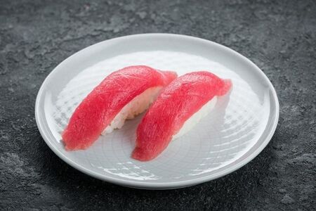 Суши с тунцом