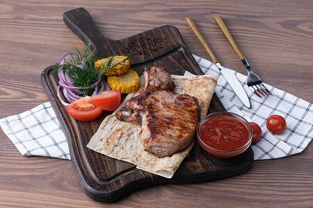 Стейк из cвинoй корейки