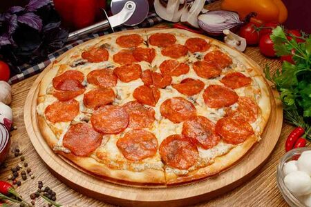 Пепперони с грибами на тонком тесте