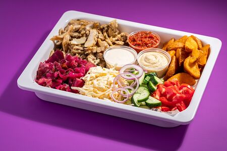 Шаверма Макси на тарелке с картофелем айдахо