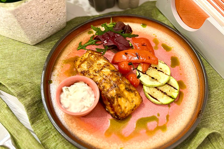 Стейк гриль из семги с овощами и соусом тартар