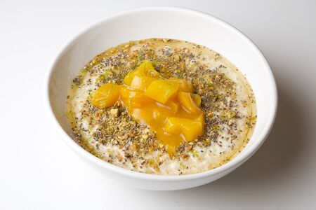 Овсяная каша с чиа и манго