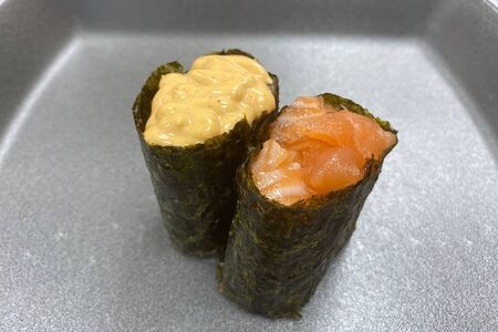 Гункан с лососем