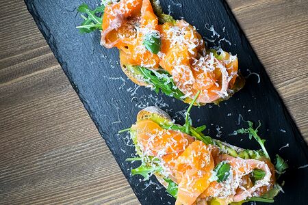 Брускетта с лососем