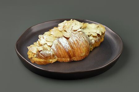 Круассан с миндалем