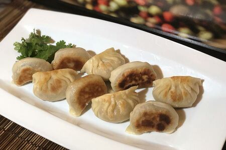 Пельмени китайские с креветкой и яйцом жареные